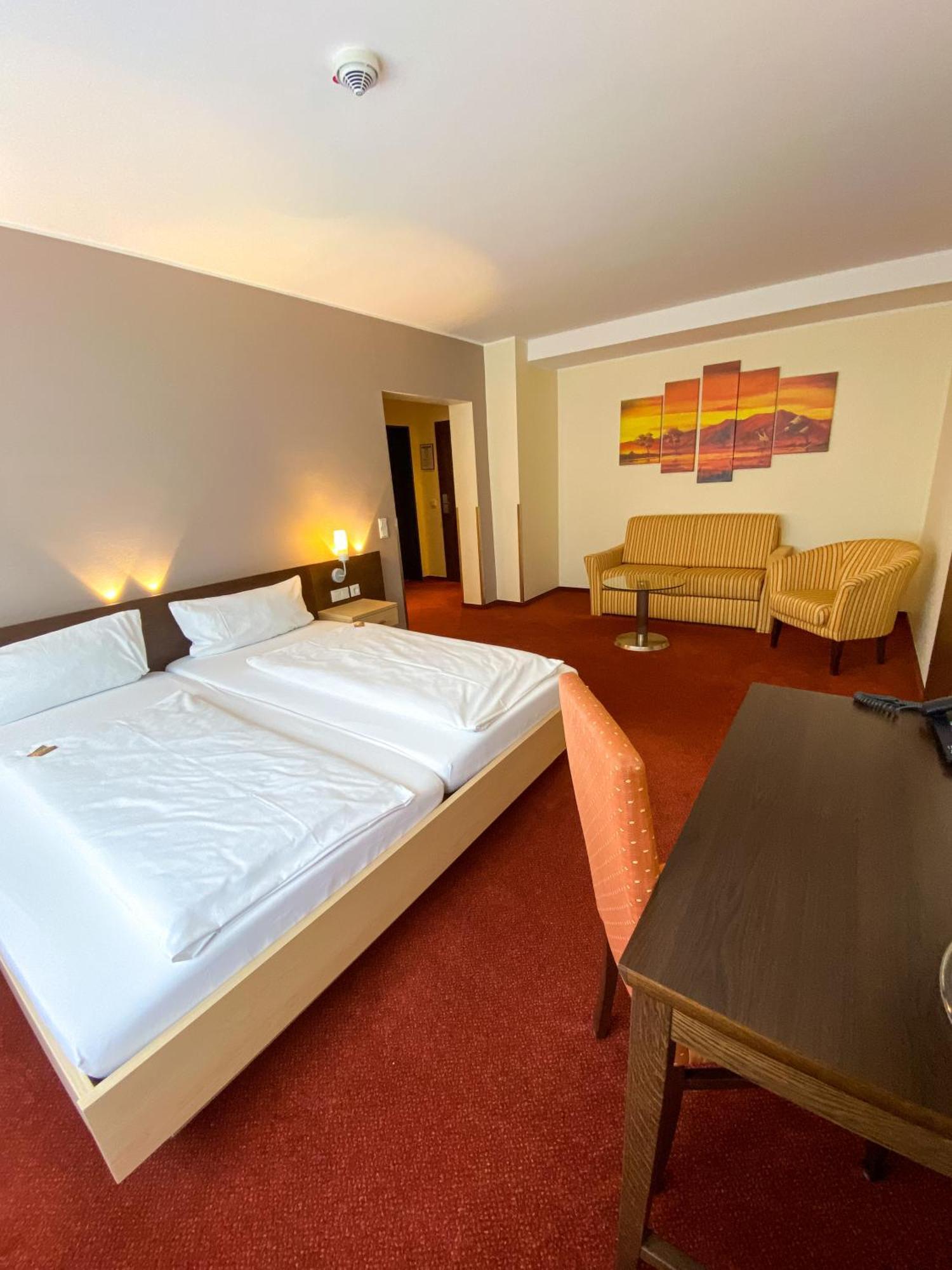 Phoenix Hotel Bergneustadt ภายนอก รูปภาพ