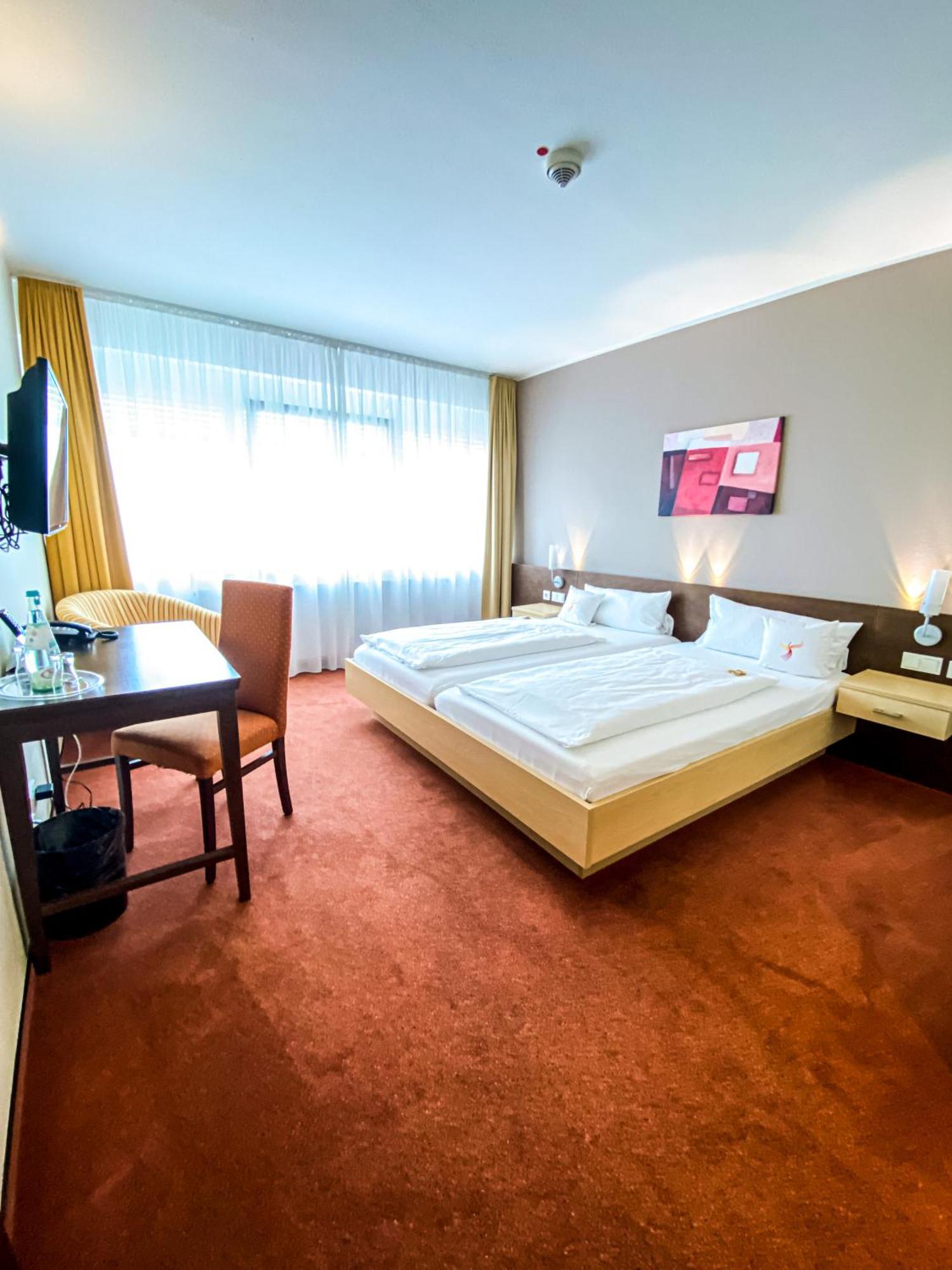 Phoenix Hotel Bergneustadt ภายนอก รูปภาพ