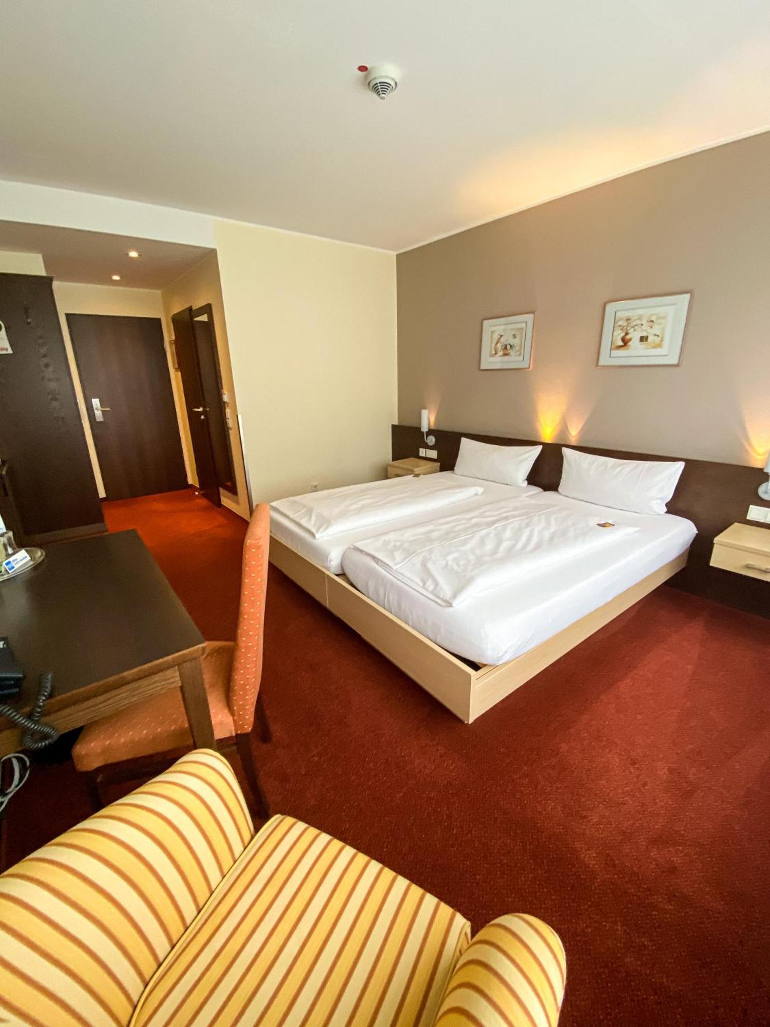 Phoenix Hotel Bergneustadt ภายนอก รูปภาพ