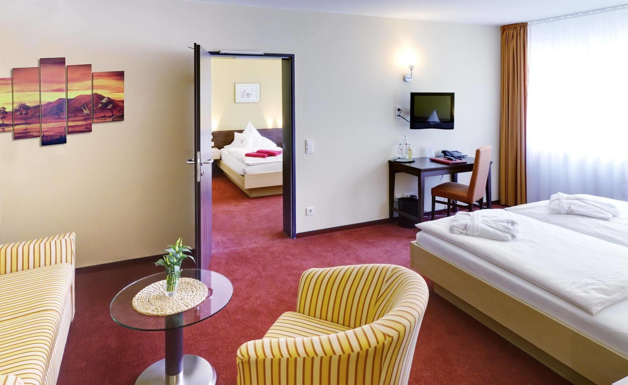 Phoenix Hotel Bergneustadt ภายนอก รูปภาพ